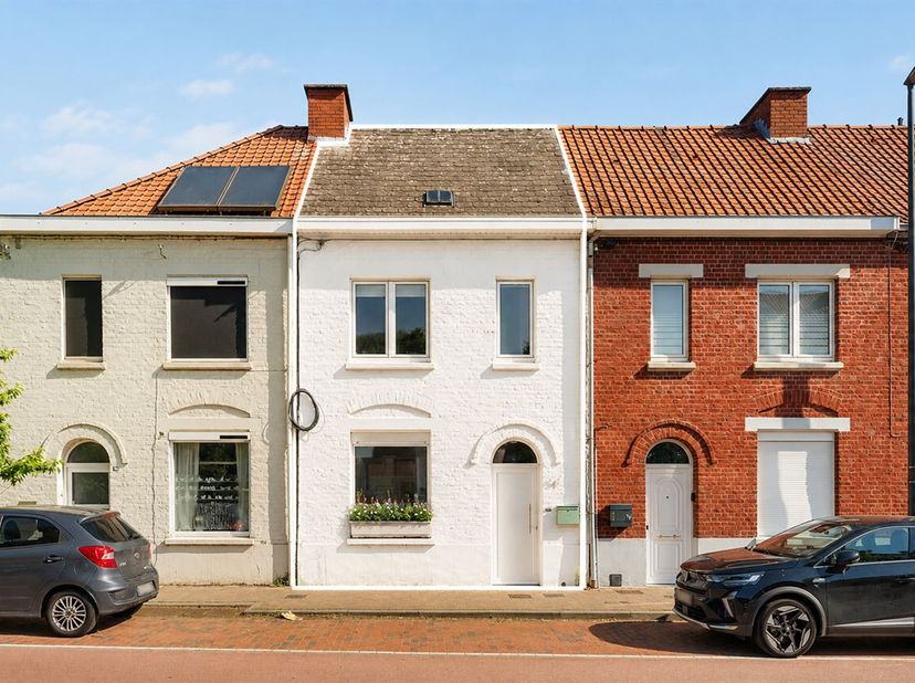 Ontdek deze gezellige en instapklare woning in Ronse, ideaal gelegen vlak bij winkels, openbaar vervoer en belangrijke invalswegen.<br />
Indeling van