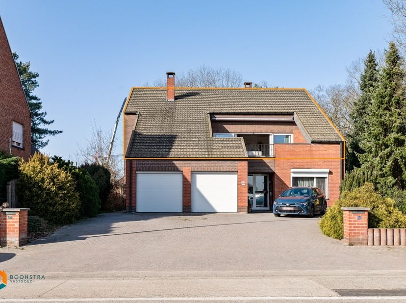 Op een uitstekende locatie te Grasheide bevindt zich dit lichtrijk appartement met 3 slaapkamers en inpandige garage. U bevindt zich hier op vlakbij c