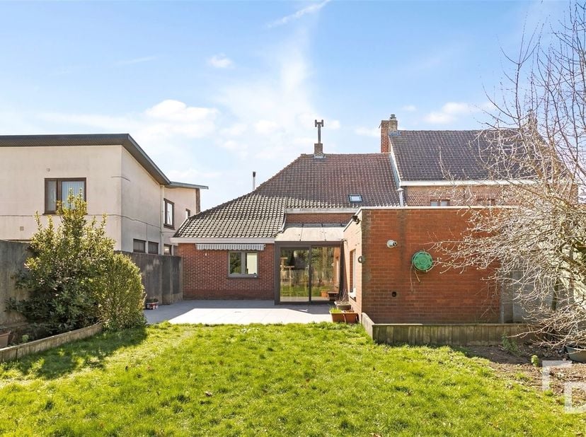 In Vlamertinge treffen we deze ruime, karaktervolle woning aan. Wonen in Vlamertinge betekent kiezen voor een levendig dorp met alle nodige voorzienin