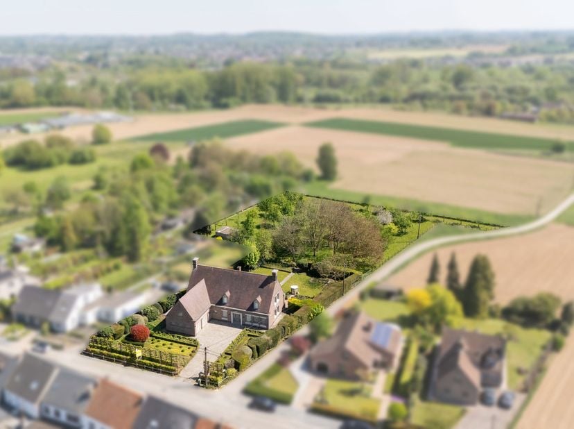 TE KOOP NINOVE<br />
Bent u op zoek naar een exclusieve woonbeleving met rust, ruimte én luxe? Dan is deze uitzonderlijke villawoning met uitzicht ove