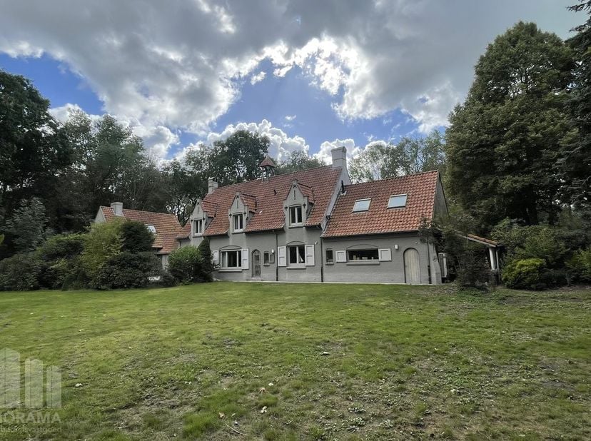Bedrijfsvastgoed te koop in Zeveneke 8-12,
                    8000 Brugge