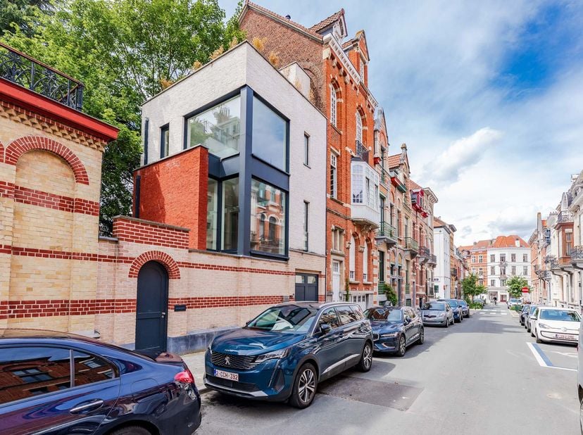 Europese wijk – Moderne woning met dakterras, ontworpen door architect en ontwerper Jacques Pierrejean.<br />
Deze moderne woning van ± 208 m² ligt in