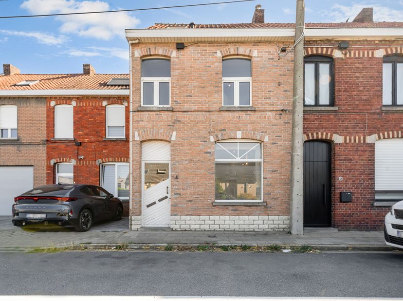 Gezellige instapklare woning in Lauwe te koop!<br />
We komen binnen via de inkomhal en wandelen meteen door naar de gezellige leefruimte, waar je een