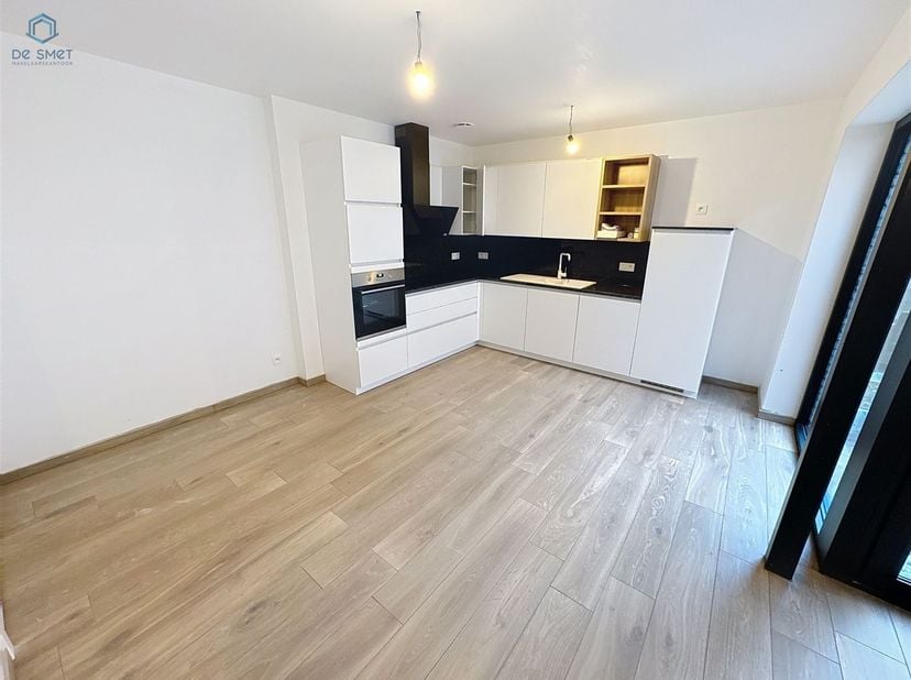 Modern gelijkvloers nieuwbouwappartement met 2 slaapkamers, terras &amp; topafwerking centrum ZandbergenMOGELIJKHEID AANKOOP 6% BTW.In het hart van Zandbe