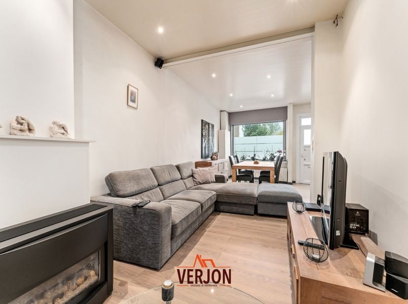 Deze woning is gelegen op een perceel van 202m2 en heeft een bewoonbare oppervlakte van 161m2. In de buurt vindt u onder andere scholen, warenhuizen,