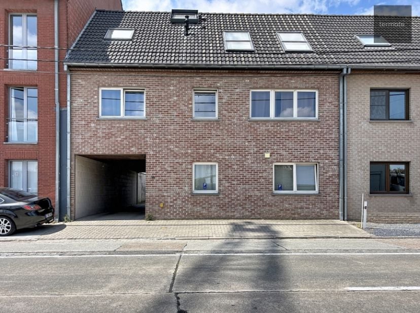 Opbrengsteigendom bestaande uit 4 appartementen, 1 studio, 4 garages en achterliggende grond.<br />
<br />
Gelijkvloers appartement = Busnummer 1:<br