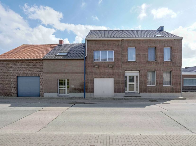 Deze woning beschikt over een meerdere inkomhallen, een gelijkvloers woonkamer, keuken, berging enz. Opverdiep zijn er 5 slaapkamers  die flexibel in