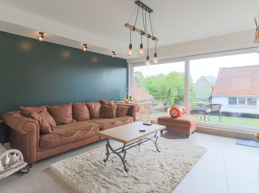 Ideale ligging , in alle rust maar toch dicht bij invalswegen vinden we deze leuke woning met veel troeven , binnen inkomhal met daarnaast een zeer ru