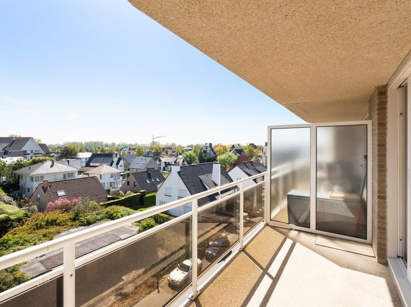Te koop: instapklaar appartement in de Goudenboomstraat, Koksijde, op wandelafstand van zee en duinen. Dit charmante halfopen appartement ligt in het