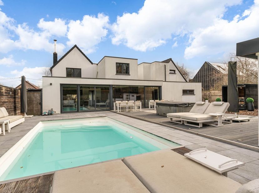 Welkom in deze karaktervolle villa gelegen te Poelenstraat 11 in Heusden-Zolder, waar ruimte, comfort en privacy samenkomen in een rustige en groene o