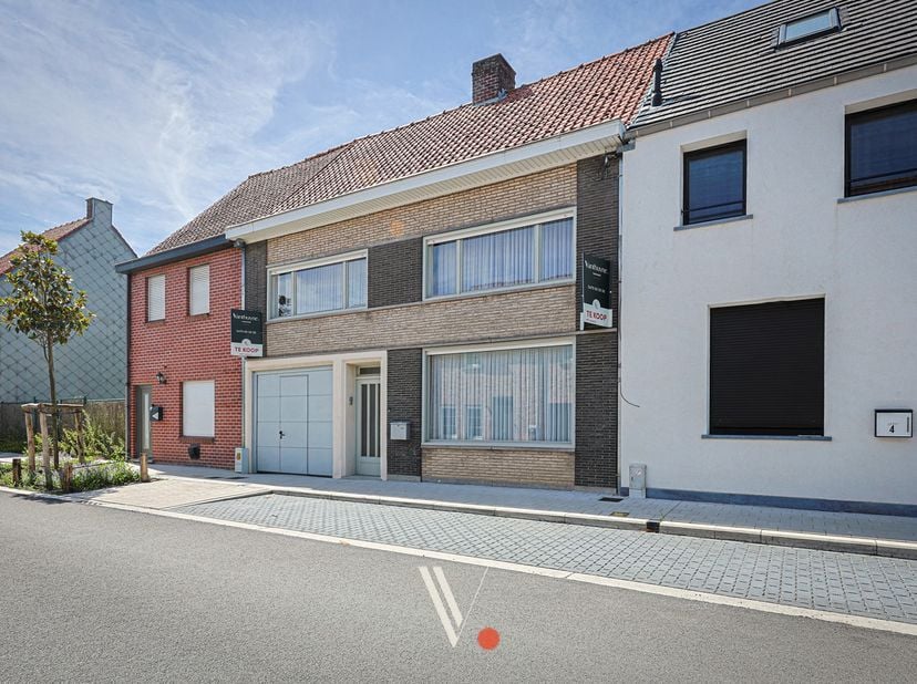 Ben je op zoek naar een woning met écht potentieel, die je volledig naar je eigen hand kunt zetten? Zoek niet verder!<br />
In het centrum van Beitem