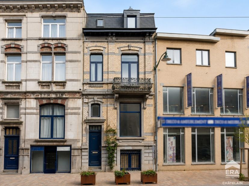 Maison de 4 chambres + terrasses + jardin  UccleERA Châtelain vous propose cette magnifique maison de maître, idéalement située à Uccle. Dune surface