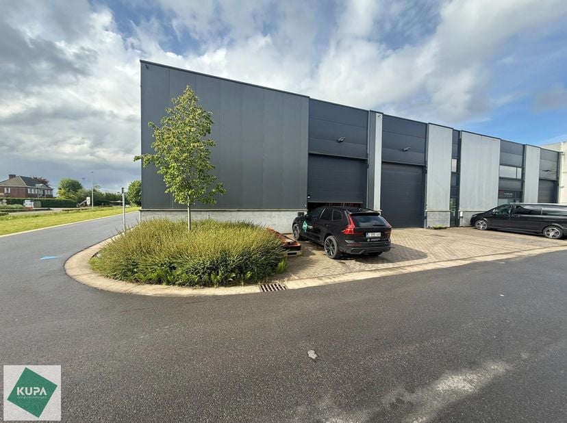 Bent u op zoek naar een functionele bedrijfsruimte met een combinatie van magazijn en kantoor op een strategische locatie? Dan is deze combinatie van