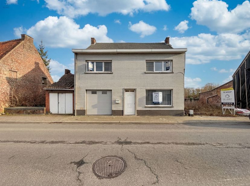MAISON À RÉNOVER AVEC 3 CHAMBRES, GARAGE ET TERRASSE À VIANE<br />
Dans le charmant Viane, vous trouverez cette maison spacieuse pleine de potentiel,