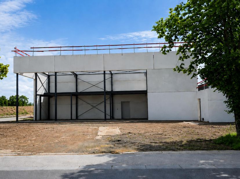 SHOW-ROOM D'EXCEPTION NEUF AVEC ENTREPÔT ET BUREAUX – NIVELLES SUD<br />
Un espace professionnel idéal pour votre enseigne commerciale<br />
Situé au