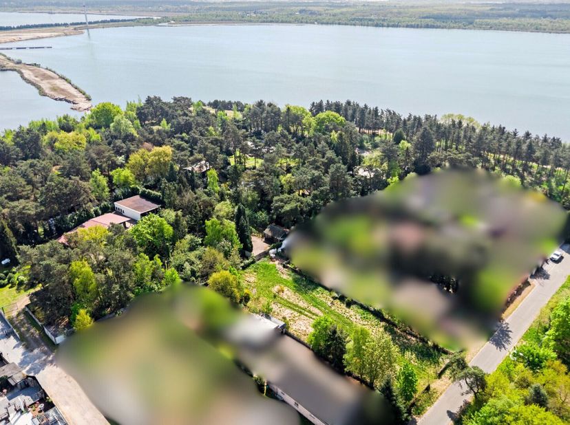 Deze ruime bouwgrond van 1.277 m² is zeer rustig en landelijk gelegen tussen Lommel en Mol, in een doodlopende straat op 250 m van het Kempisch Kanaal