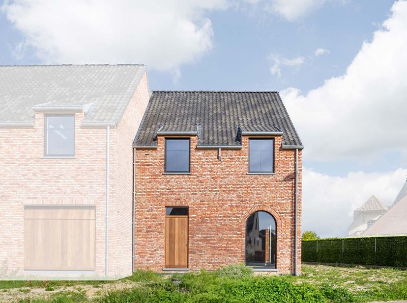 Deze energiezuinige halfopen nieuwbouwwoning in landelijke bouwstijl werd reeds wind-waterdicht opgebouwd en wordt binnenin verder kwalitatief afgewer