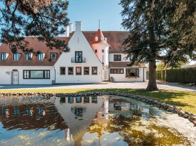Unieke eigendom te koop in Deerlijk<br />
<br />
De villa<br />
Op een zeer mooi perceel van 51 are staat deze gerenoveerde villa uit 1942. De woning