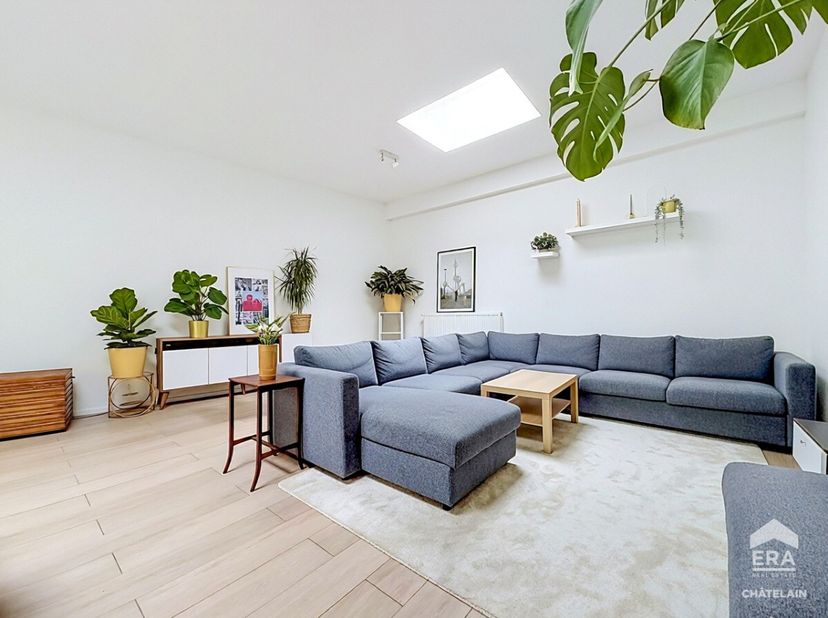 ERA CHÂTELAIN presenteert dit prachtige appartement met 2 slaapkamers en een bewoonbare oppervlakte van 118 m², ideaal gelegen op het gelijkvloers van