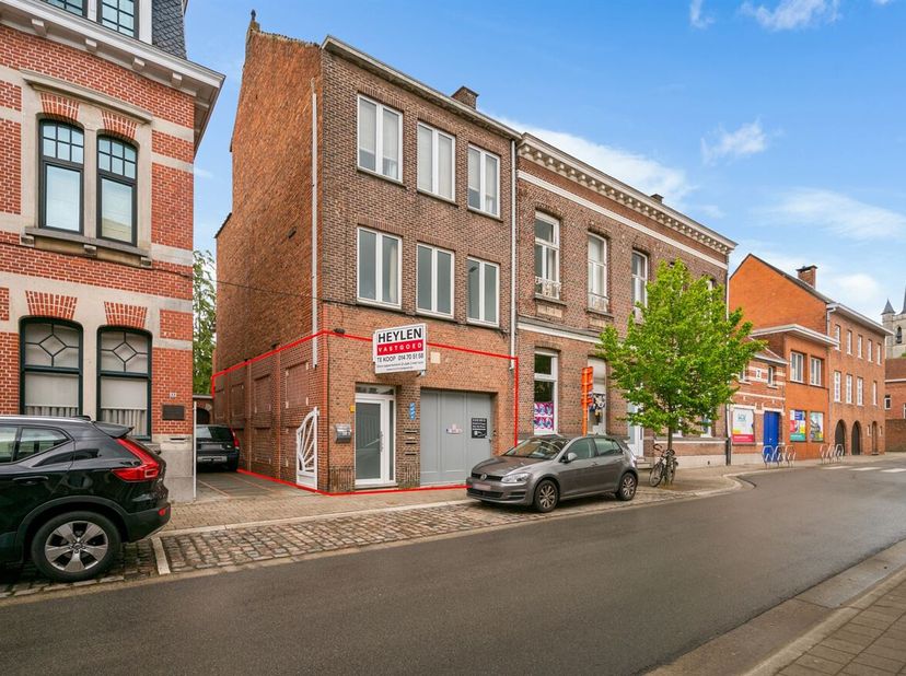 Gelijkvloers appartement met 2 slpks, tuin en garage in het centrum van Herentals<br />
Het appartement is gelegen op de gelijkvloers verdieping van e