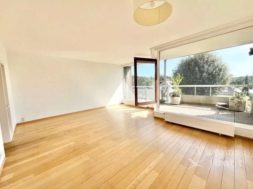 Bien présenté par Alexandra Dewitte Tel : 0473/84.61.61 ou alexandra.dewitte@victoire.be<br />
Victoire Junot vous propose sur Uccle, à proximité de l