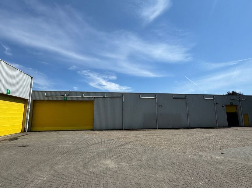 Entrepôt idéalement situé d'une superficie de 2.730 m², avec un espace de stockage extérieur de 915 m². Situation exceptionnelle avec une excellente v
