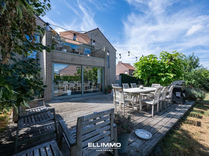 Op een heerlijk perceel van bijna 14are, midden in het groene en residentiêle Eik, ligt zich deze uitzonderlijke woning met een royale oppervlakte van