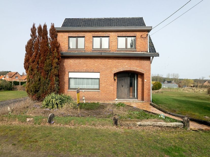 RUIM GELEGEN WONING -<br />
STAD HALEN - 3e afdeling ZELEM: <br />
Een woonhuis op en met grond en alle verdere aanhorigheden, gekadastreerd sectie B