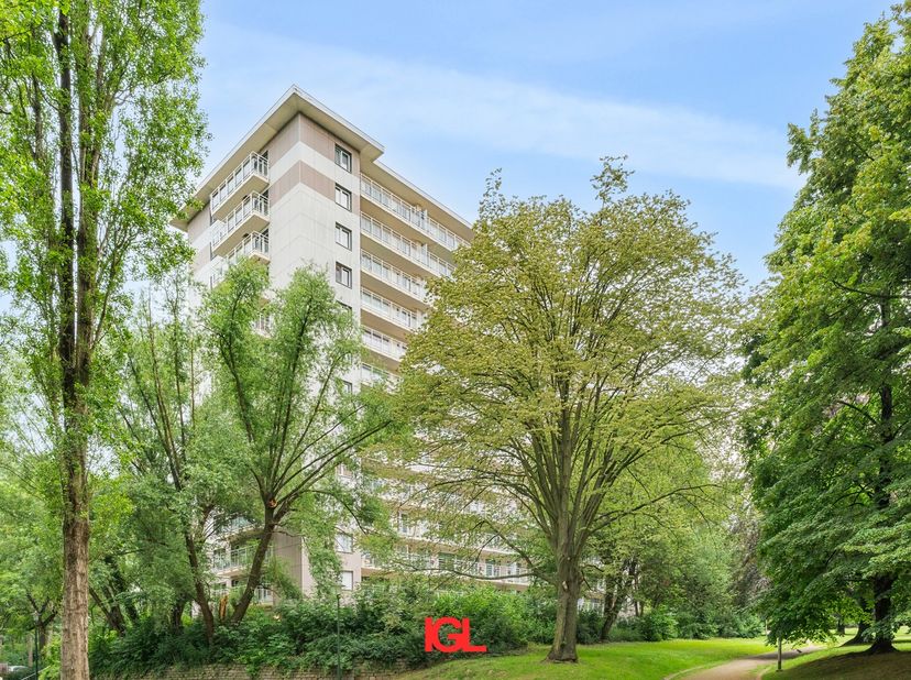 In een rustige en groene omgeving van Anderlecht bevindt zich dit verzorgd één-slaapkamer-appartement. Gelegen in een goed onderhouden residentie geni