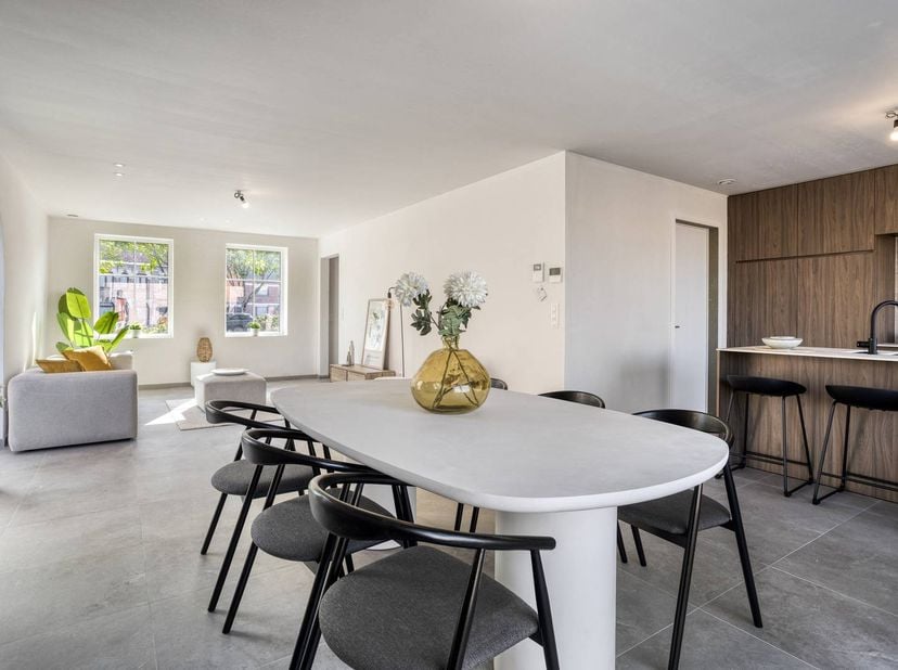 Stijlvol nieuwbouwhuis te koop in Elverdinge met drie slaapkamers, ruime dubbele garage en tuin. Deze halfopen woning is uitermate geschikt voor wie o