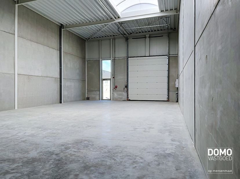 Deze recent opgeleverde KMO-unit van ca. 200 m² is gelegen op het Bedrijvenpark Stadsbeemd te Halen en biedt een uitstekende opportuniteit voor ondern