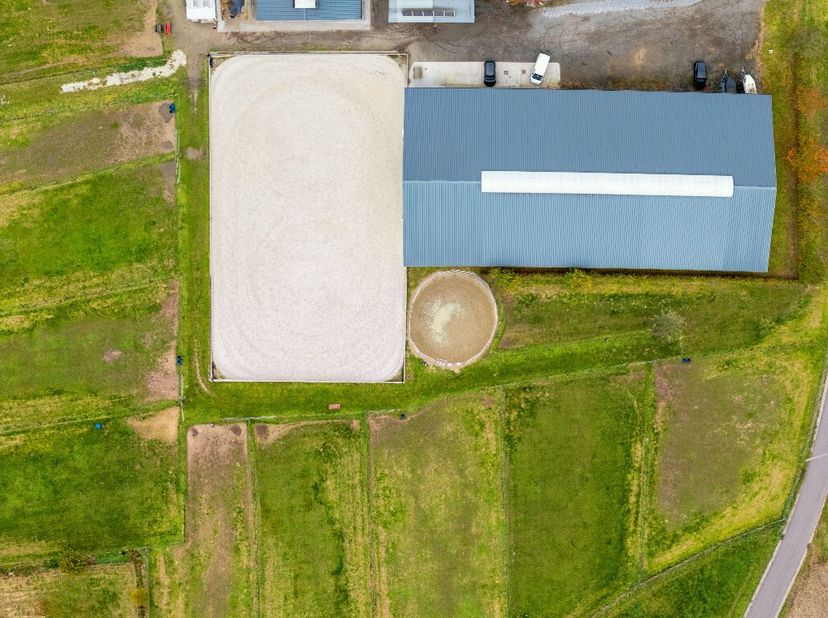 Dit uitgestrekte paardencomplex met maar liefst 35 boxen beschikt over een uitgebreid scala aan faciliteiten die voldoen aan de hoogste normen voor zo