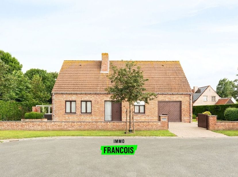 Dans la calme et prisée avenue Jean Jaurès, nous vous présentons avec fierté cette charmante villa individuelle à vendre. La maison est située dans un