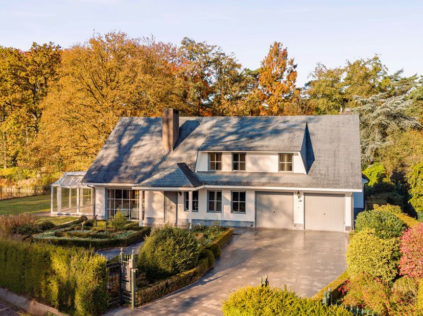 Charmante villa met ruime uitbreidingsmogelijkheden op een uniek privé-domein grenzend aan natuurgebied te Schilde<br />
In één van de meest gegeerde