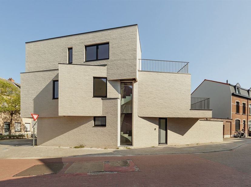 Les matériaux de qualité et l'excellence architecturale élèvent cette maison dont l'entrée se trouve sur la Vredestraat à un niveau supérieur. En rega