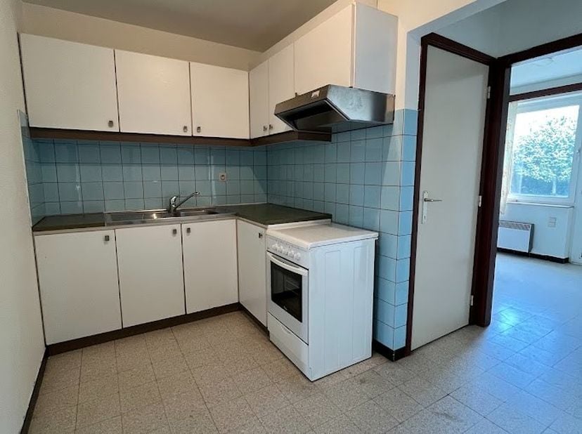 Rustig gelegen appartement met 2 slaapkamers en gemeenschappelijke tuin.<br />
<br />
Het appartement bestaat uit een ruime living, keuken met kasten,