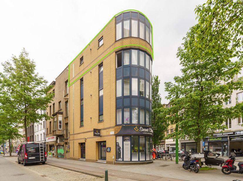 Meer info of een bezoek? Contacteer mij via dimitry@copandi.be of 0493 37 27 43.<br />
<br />
Dit verzorgde gebouw met lift (2005) ligt op een strateg