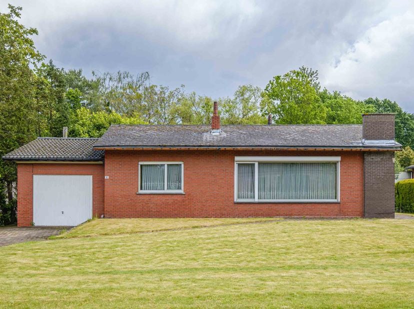 TE RENOVEREN WONING -<br />
<br />
Open bebouwing.<br />
Met 2 slaapkamers, badkamer en garage.<br />
Bestuursmaatregelen in het maatregelenregister: