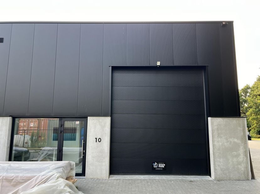 Bedrijfshal + kantoor te huur vanaf 1/7/2026:<br />
- Tunnelstraat 33 KMO-unit 10, 3970 Leopoldsburg<br />
- 263m²<br />
- 183m² grondoppervlakte (16,