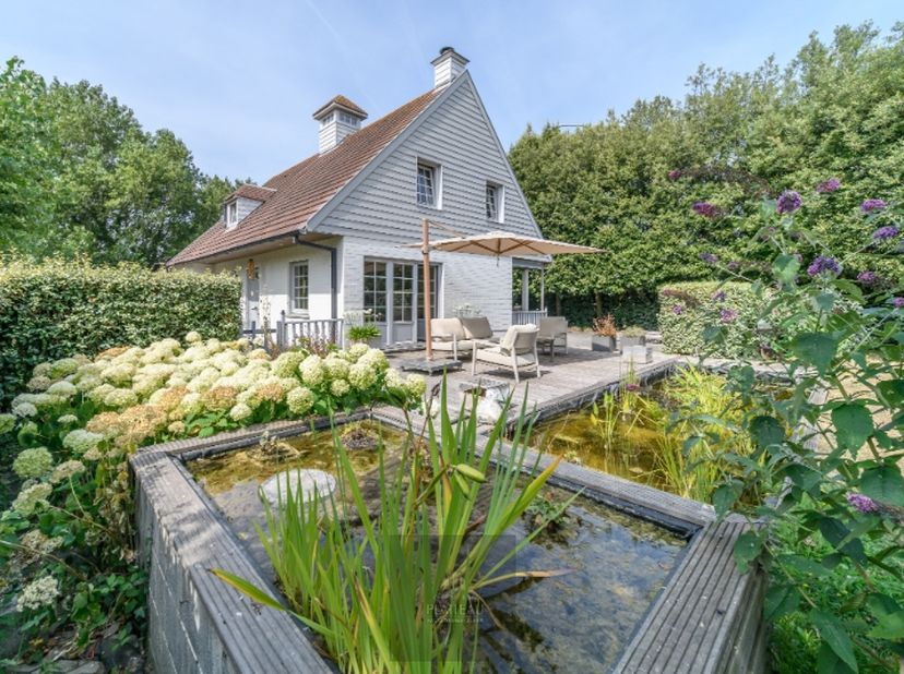 Op een uitzonderlijke locatie in Groenendijk-Oostduinkerke, op de grens met Nieuwpoort-Bad en op slechts 400 meter van het strand, bevindt zich deze c