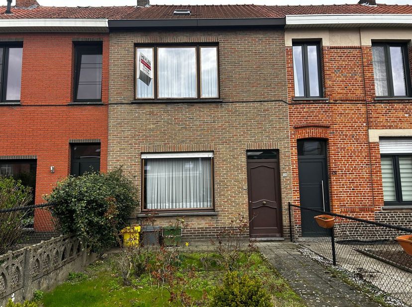 Maison familiale avec 2 chambres et grenier<br />
Situation :<br />
Cette maison familiale est située sur Steenweg à Mol, dans un endroit facilement a