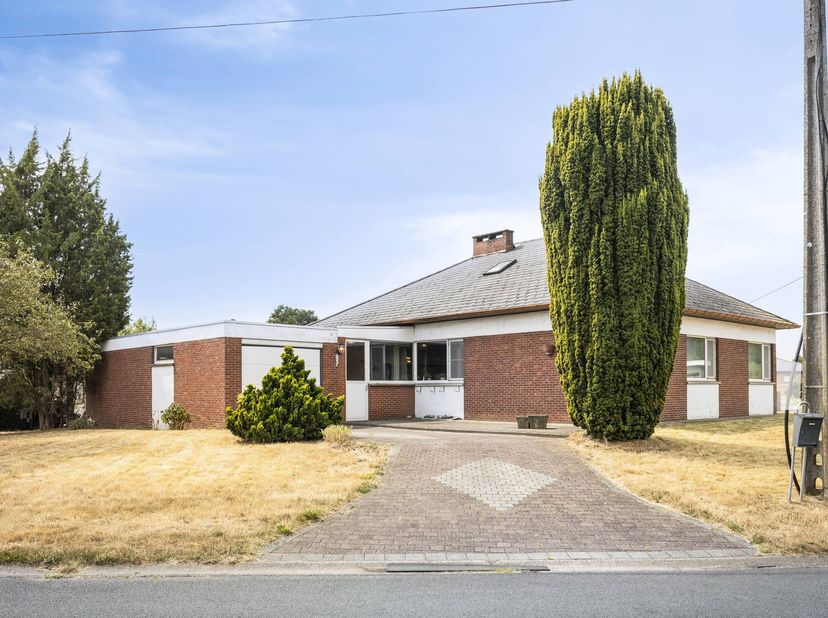 De woning is gelegen op een mooi perceel van 11a45ca en beschikt over 3 slaapkamers, een badkamer, kelder, bergruimte en een ruime garage. De praktisc