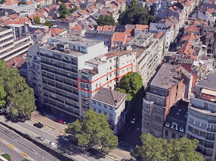 Inkomhal, ruime en lichtrijke leefruimte met open haard, volledig ingerichte keuken, nachthal, dressing, 3 slaapkamers van respectievelijk ± 20m², ± 1