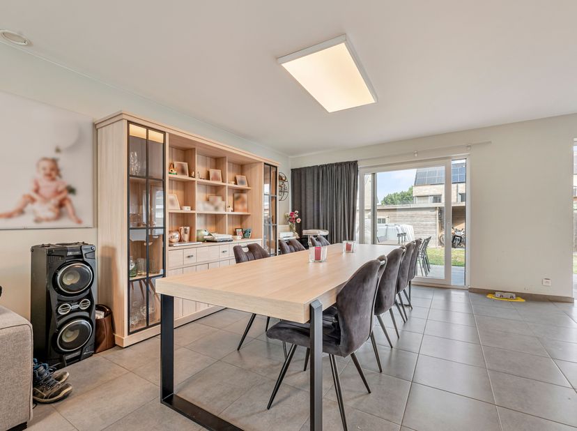 Halfopen bebouwing te koop in Heule  EPC A)<br />
Op een zeer goeie locatie vinden we deze woning terug. Voor de woning hebben we een ruime oprit<br /