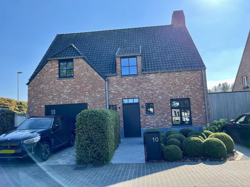 Interesse in deze woning? Zorg dat u erbij bent en maak een afspraak voor de KIJKDAG op 29/08<br />
<br />
Mooie en rustig gelegen villa in pastoriest