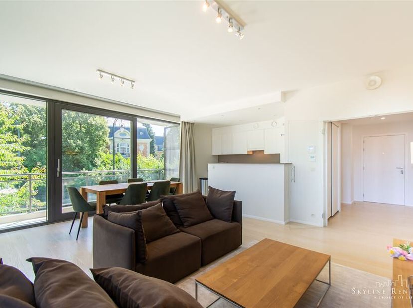 Beschrijving: dicht bij de Avenue Franklin Roosevelt en het openbaar vervoer, gemeubeld  appartement gelegen op de 2de verdieping,  met een oppervlakt