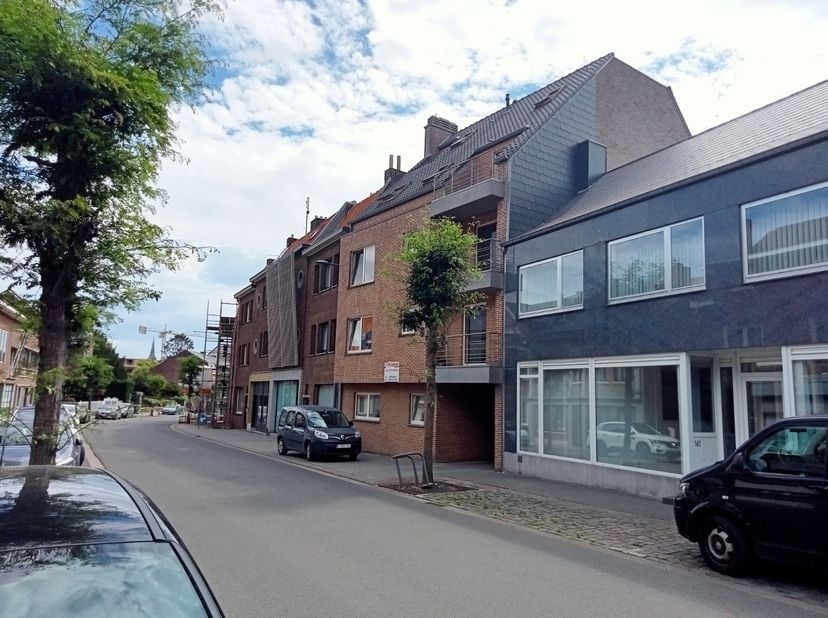 ruim appartement te Lanaken Stationstraat 141 bus4 verdieping3<br />
2 ruime slaapkamers , ingerichte keuken, berging, grote woonkamer, <br />
badkame