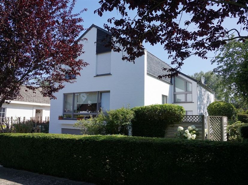 Villa dans un quartier demandé située dans un clos, 220m² surface habitable, living avec feu ouvert et parquet, grande cuisine, salle à manger, 4 cham