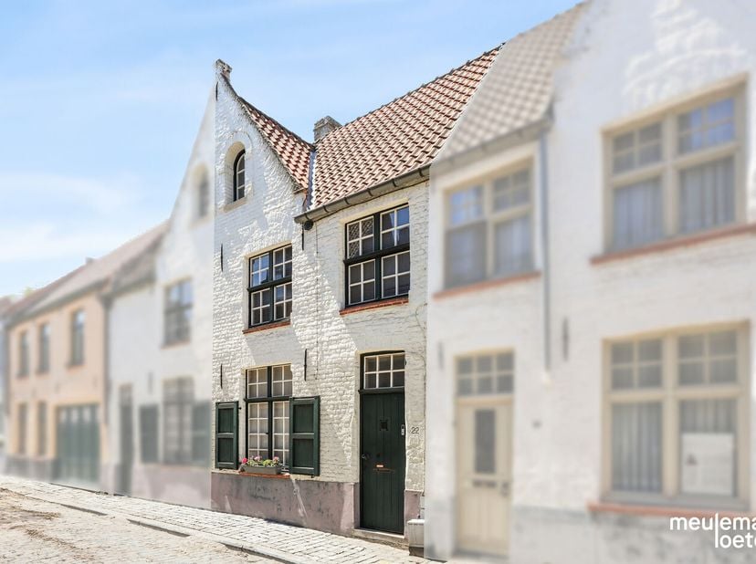 Op zoek naar een gerenoveerde woning waar u meteen uw intrek kunt nemen? Dan is deze charmante stadswoning zeker een bezoek waard!<br />
<br />
De lig