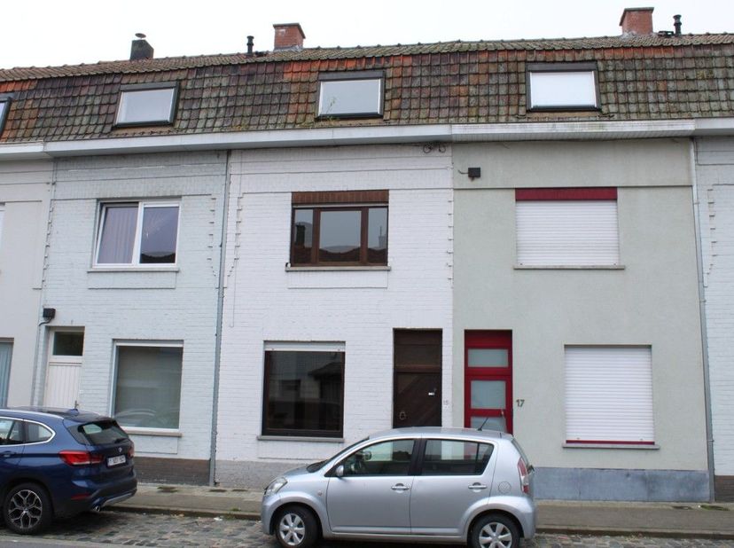 In het centrum van Kortrijk wacht deze woning op nieuwe eigenaars die op zoek zijn naar een te renoveren project op een centraal gelegen locatie. Met
